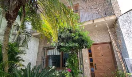 CASA AMPLA 3 DORMITÓRIOS NO ANDAR SUPERIOR NA CIDADE BAIXA .