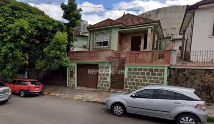 CASA AMPLA COM VAGA DE GARAGEM E EDÍCULA NO BAIRRO SANTANA. Cod. RP390368
