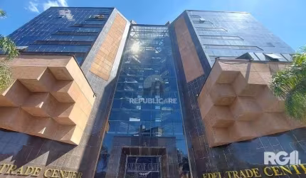 EXCELENTE SALA COMERCIAL NA CIDADE BAIXA COM 2 VAGAS ROTATIVAS A VENDA.