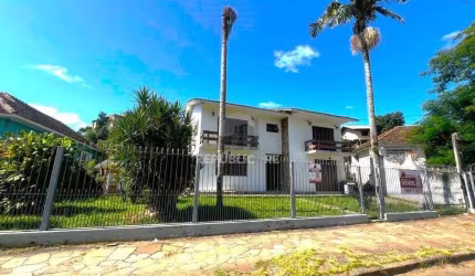 Casa com 351,60m2 de área construída em propriedade de 743m2 no Bairro Jardim Ca