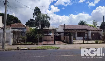 Casa 3 dorm, com anexo nos fundos na Zeferino Dias