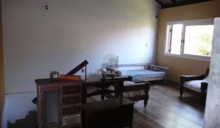 Casa Ampla com 2 pavimentos , grande pátio
