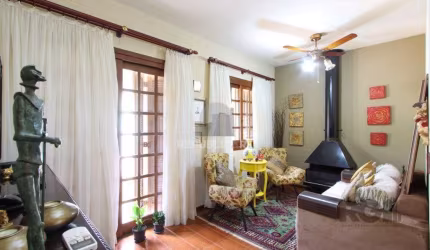 Excelente Casa Tipo Sobrado de alvenaria