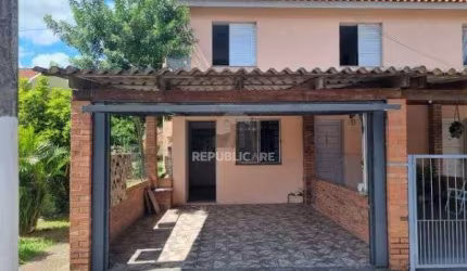 Sobrado em Porto Alegre, no bairro Vila Nova, com 2 dormitório(s), e 2 banheiros