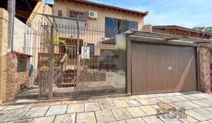 Casa em Porto Alegre, no bairro Ipanema, com 4 dormitório(s), e 4 banheiros, à v