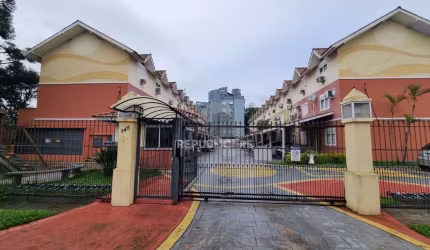 Casa 3 Dormitórios / Suíte / Vaga Coberta / Bairro Camaquã