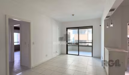 COBERTURA COM 174M², DE FRENTE, 3 DORMITÓRIOS, EM ÓTIMA LOCALIZAÇÃO NO MENINO DE