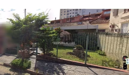 Casa 3 dormitórios no Bairro Glória, próxima a Prof. Oscar Pereira.