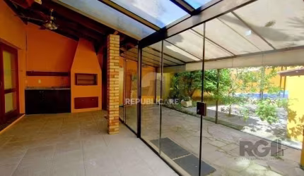 Casa de 3 dormitórios no bairro Ipanema - Porto Alegre
