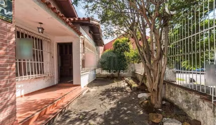 Casa de 4 dormitórios, no bairro Medianeira
