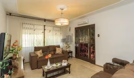 Casa de 3 dormitórios no bairro Jardim Carvalho