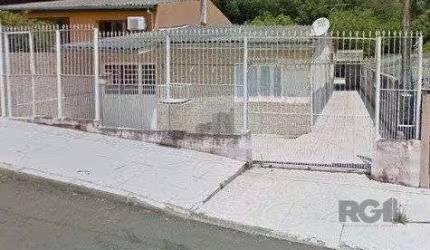 Casa de 3 dormitórios, no bairro Lomba do Pinheiro