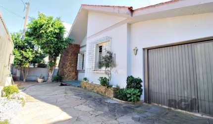 Casa 4 dormitórios, 2 vagas, em rua tranquila próxima a rua Oscar Pereira