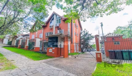 Casa em condoínio com 3 dormitorios, 2 suítes e  duas vagas de garaem no  bairro
