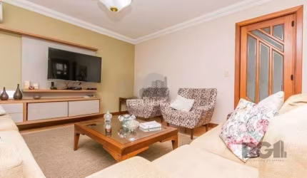Casa de 380m² - 4 dormitórios, 2 suítes, 4 vagas no bairro Bom Jesus