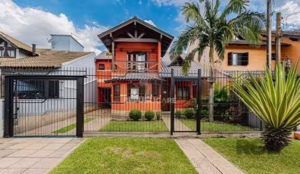 Excelente casa de 209m² com 3 dormitórios, piscina e 3 vagas de garagem.