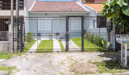 Casa  no Bairro Hípica, 100% reformada, 2 dormitórios, 1 vaga de garagem.
