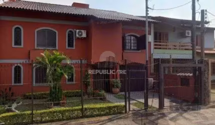 Casa de 04 dormitórios sendo 02 suíte com 03 pavimentos e 03 vagas de garagem.