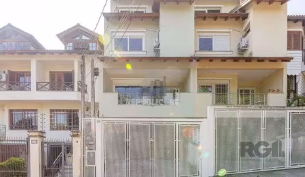 Sobrado no bairro Tristeza com 3 dormitórios sendo 1 suíte e s vagas