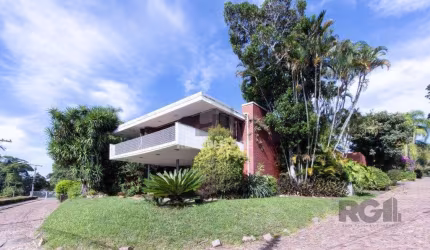 Casa com 724 m² privativos, 4 dormitórios sendo 4 suítes, 6 vagas sendo 3 cobert
