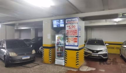 Vende pavilão, garagem de estacionamento para 100 carros, 2.400m² com salas para