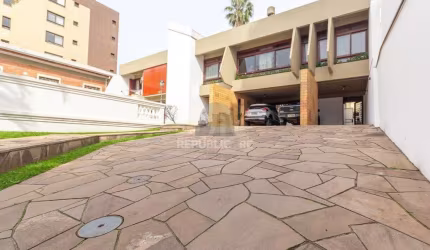 Casa à venda - 500m², 6 dormitórios,  8 vagas, 1 suite, no bairro Menino Deus, e