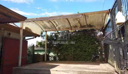 Casa 2 dormitórios, sala, banheiro garagem coberta, terreno 694m² bairro Camaquã