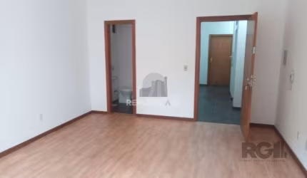 SALA COMERCIAL DESOCUPADA, NO BAIRRO CENTRO HISTÓRICO, EM PORTO ALEGRE, RS