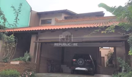 Casa de 270m² - 3 dormitórios, 1 suíte, churrasqueira, pátio e 3 vagas de garage