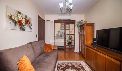 Casa de 289m² - 3 dormitórios, 1 suíte, 4 salas, churrasqueira, pátio e 4 vagas