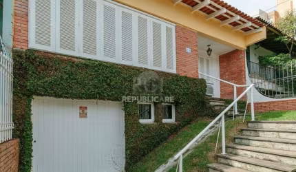 Casa 3 dormitórios com uma 1 suite, 2 banheiros, terraço, bem iluminada. Próxim