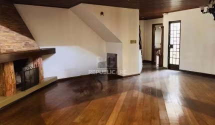 Encantadora residência com 03 dormitórios sendo 01 suíte e piscina.