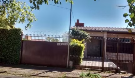 Casa com 3 dormitórios e amplo pátio com grama.