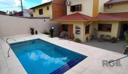 Excelente casa de 287m² com 3 dormitórios e 4 vagas.