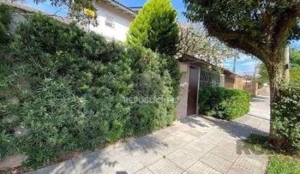 Casa 3 dormitórios a uma quadra da avenida Teresópolis e cinco minutos do Bourbo