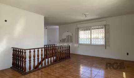 CASA COM 5 DORMITÓRIOS, ESPAÇO PARA FESTAS E PEÇAS AMPLAS PRÓXIMO AO IGUATEMI