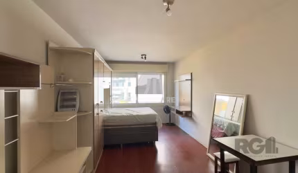 STUDIO MOBILIADO EM FLAT A POUCOS METROS DA ORLA DO GUAÍBA