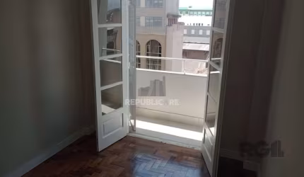 Apartamento com 3 quartos, desocupado no centro histórico.