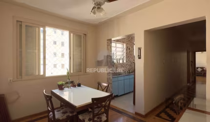 APARTAMENTO 3 DORMITÓRIOS, DE FRENTE E REFORMADO, NO CENTRO HISTÓRICO