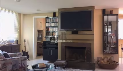 Amplo apartamento duplex com 2 dormitórios e 1 vaga de garagem.