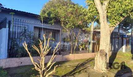 Casa 2 dormitórios, 1 suíte, vaga de garagem, Bairro Nova Cachoeirinha