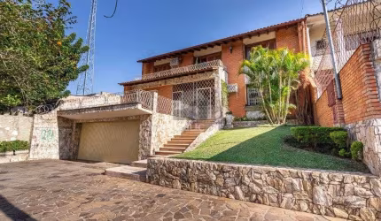 Casa sobrado no Partenon de 3 dormitórios e amplo pátio