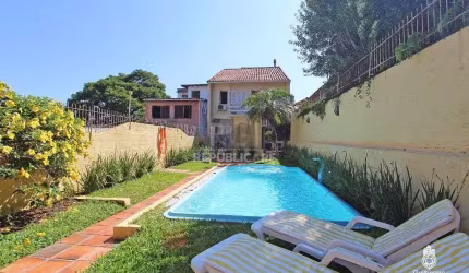 Casa para Venda - 240m², 5 dormitórios, sendo 1 suites, 3 vagas - Menino Deus