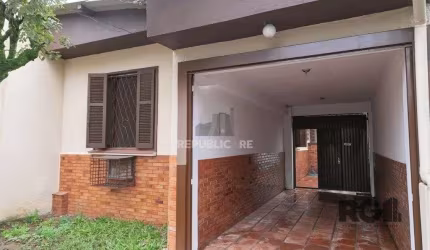 Casa para Venda - 150m², 3 dormitórios, 2 vagas - Teresópolis