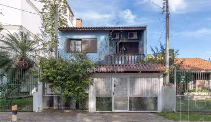 Sobrado para Venda - 241m², 4 dormitórios, sendo 1 suites, 1 vaga - Camaquã