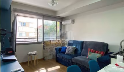 Apartamento em prédio premiado, totalmente montado, no miolo do Menino Deus