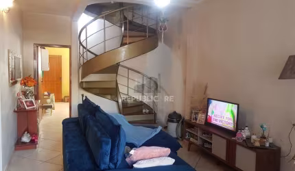 Casa para Venda - 300m², 4 dormitórios, sendo 1 suites, 2 vagas - Glória
