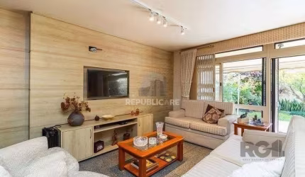 Casa para Venda - 235m², 4 dormitórios, sendo 1 suites, 2 vagas - Azenha