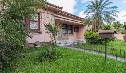 Casa para Venda - 400m², 4 dormitórios, sendo 1 suites, 3 vagas - Partenon