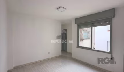 Apartamento 2 dormitórios ensolarado, com vaga de garagem no Menino Deus
